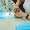 Jak uszyć maseczkę bez maszyny z materiałów, które masz w domu?