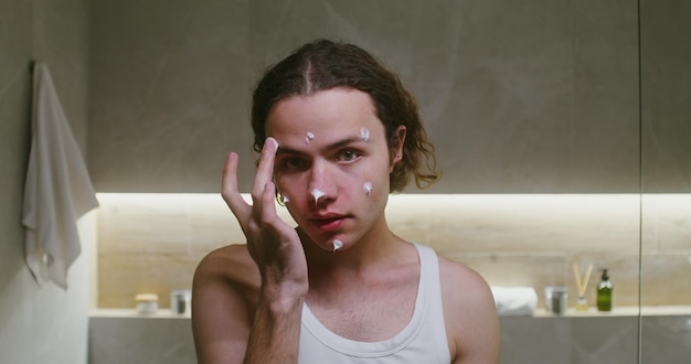 Jak pielęgnować skórę trądzikową na co dzień?