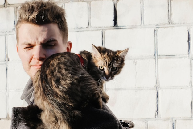 Czy człowiek może zarazić kota i na co warto zwrócić uwagę?